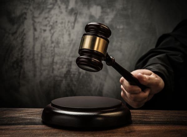 Sąd uznał umowę zlecenia za umowę o pracę – jakie konsekwencje płacowe ponosi pracodawca