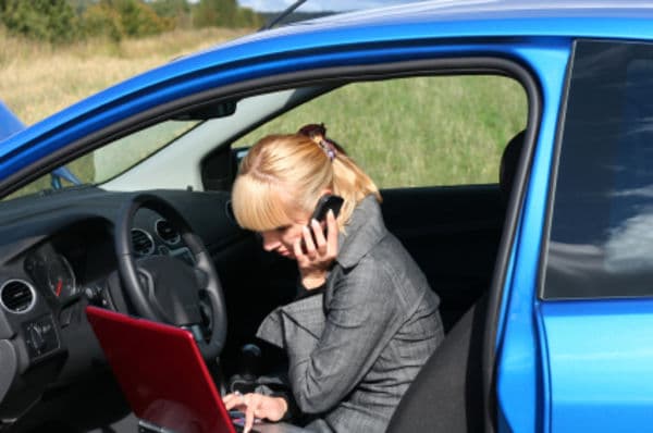 Czy pracownik musi zabierać telefon służbowy na urlop 